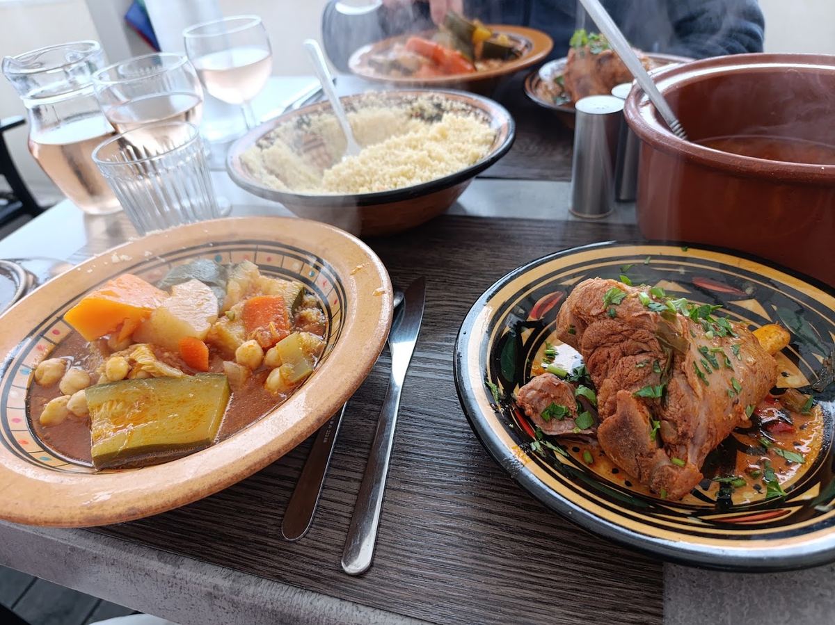 Un couscous servi au Cirta, avec sa semoule, ses légumes et sa souris d'agneau