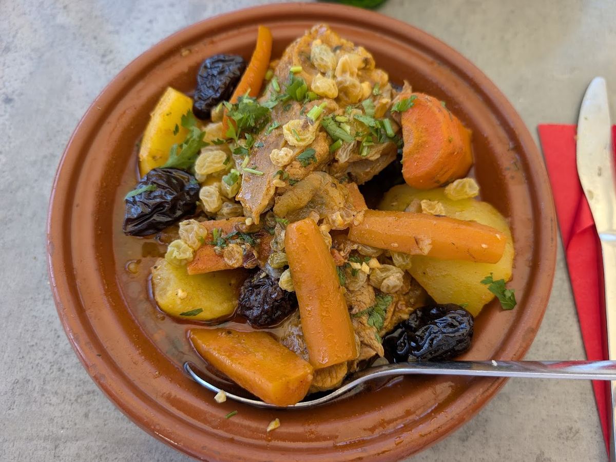 Tajine d'agneau aux pruneaux, carottes et pommes de terre